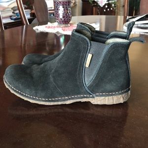 El Naturalista black suede booties size 39